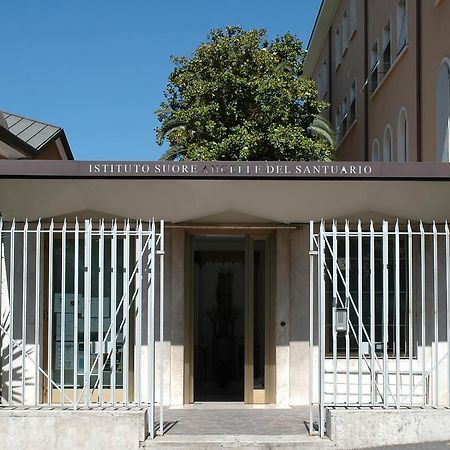 Hotel Casa Religiosa Per Ferie Ancelle Del Santuario Rom Exterior foto