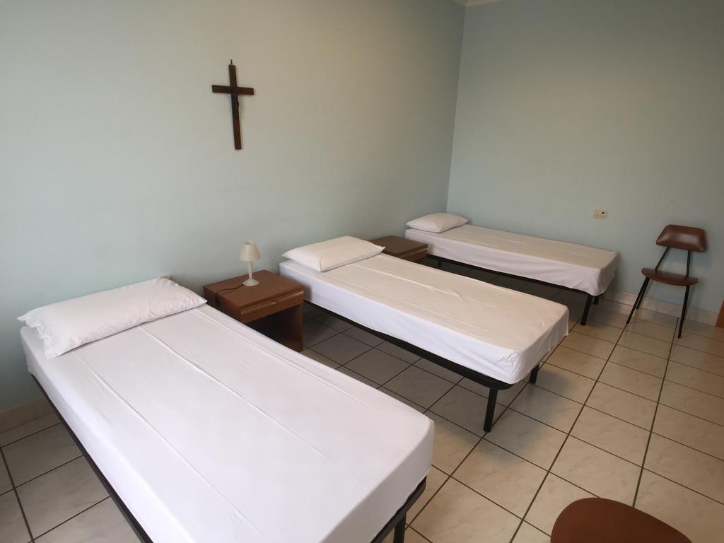 Hotel Casa Religiosa Per Ferie Ancelle Del Santuario Rom Exterior foto