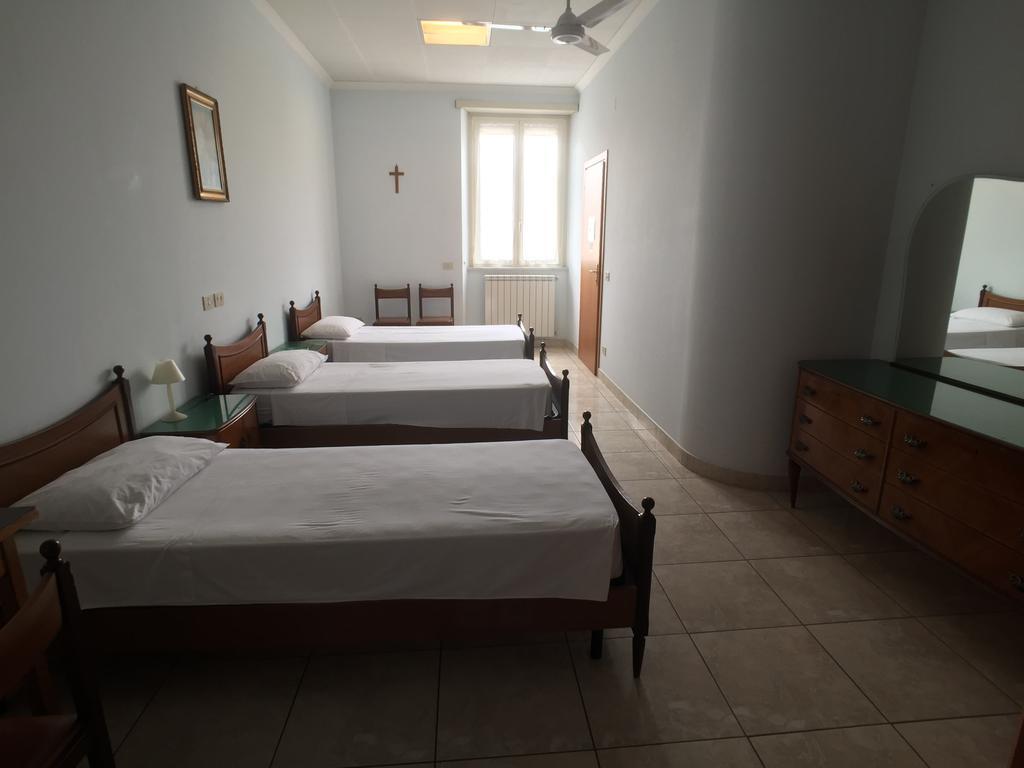 Hotel Casa Religiosa Per Ferie Ancelle Del Santuario Rom Exterior foto