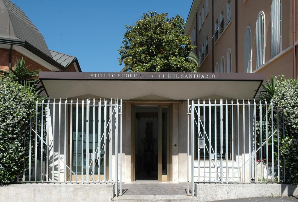 Hotel Casa Religiosa Per Ferie Ancelle Del Santuario Rom Exterior foto