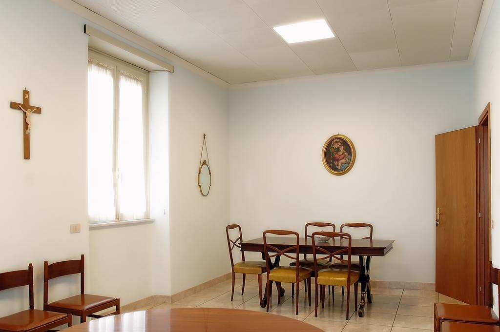 Hotel Casa Religiosa Per Ferie Ancelle Del Santuario Rom Exterior foto