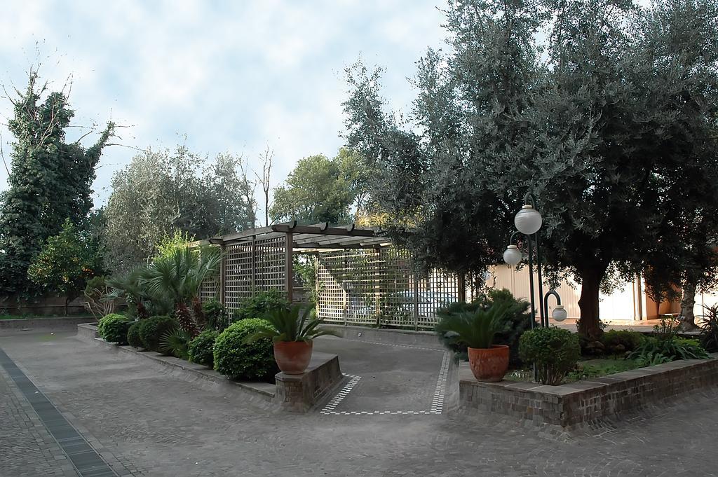 Hotel Casa Religiosa Per Ferie Ancelle Del Santuario Rom Exterior foto